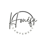 Le logo du Campement Houéfa est calligraphié avec des lettres arrondies, ambles et fines entourées d'un arc de cercle à l'image du soleil sénégalais.