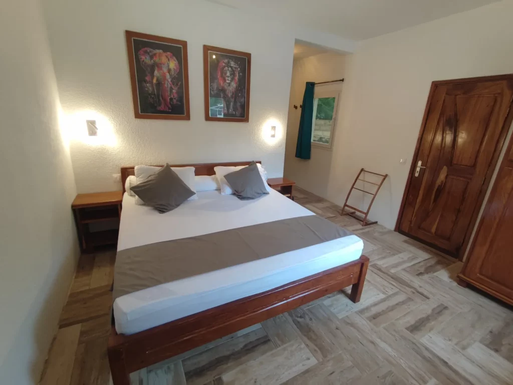 La chambre numéro 2, situé au rez-de-chaussée de la première villa est équipée, entre autres : d'un lit King size, d'une literie confortable, d'une grande armoire, d'une commode, d'un banc pour déposer son bagage, de tables de chevet.