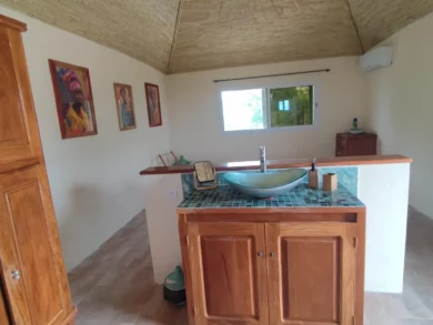 Le Campement Houéfa compte deux villas, avec chacune 3 chambres. Photo de la chambre numéro 3, situé au premier étage de la première villa. Son plafond en boudins de palmier rônier est impressionnant et ses aménagements issus de l'artisanat local.