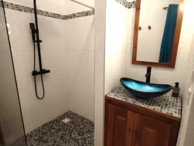 Espace salle de bain de la chambre numéro 4 du Campement Houéfa.