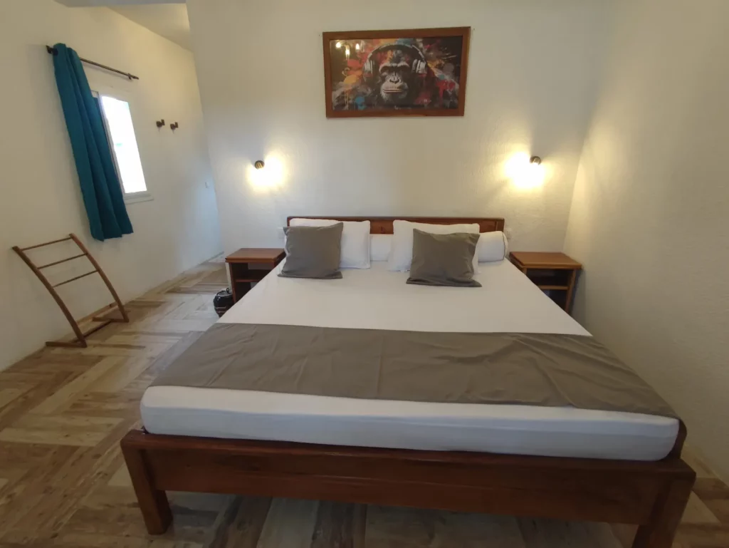 Le Campement Houéfa compte deux villas, avec chacune 3 chambres. Photo de la chambre numéro 4, situé au rez-de-chaussée de la seconde villa.