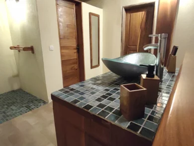 Le Campement Houéfa compte deux villas, avec chacune 3 chambres. Photo de la vasque de la chambre numéro 6 et son carrelage mosaïque azur.
