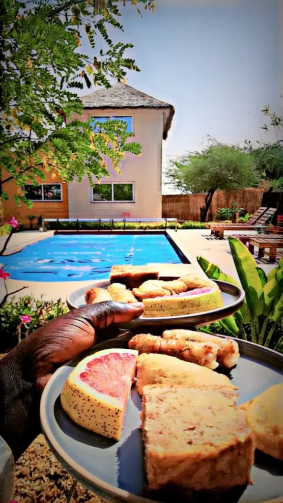 Au Campement Houéfa le petit-déjeuner peut également être servi au bord de la piscine.