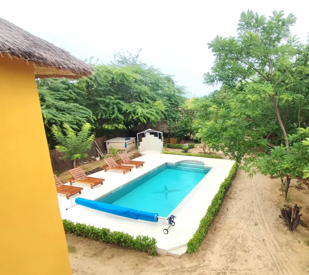 De nombreux arbres ombragent le jardin du Campement Houéfa voire même la piscine selon l'heure de la journée.