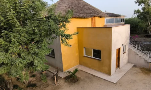 Campement Houéfa vue sur son second bâtiment entouré d'arbres