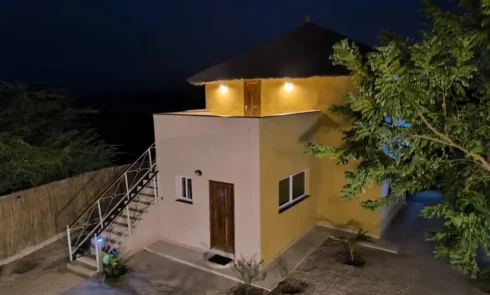 Campement Houéfa vue de nuit du premier bâtiment