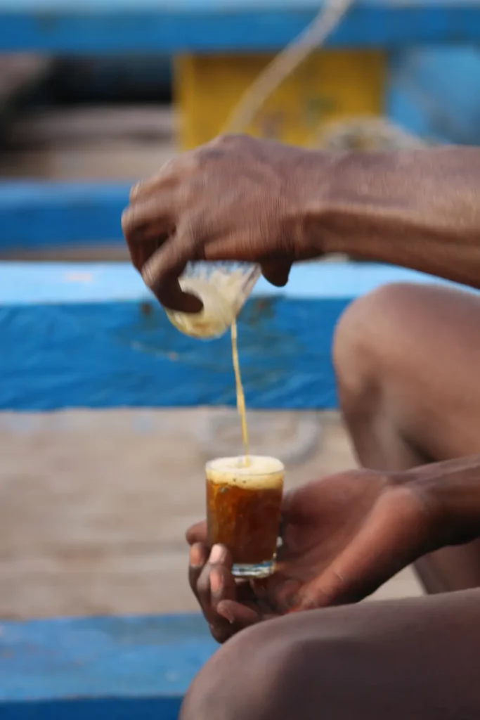 S’il y a au Sénégal un geste qui traduit bien la Teranga, cette hospitalité légendaire dont se réclame le peuple sénégalais, c’est bien le rituel quotidien du partage du thé.