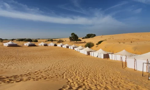 Les dunes dorées du dessert de Lompoul et ses tentes mauritaniennes.