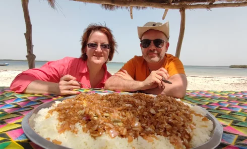 A l'issue de la pêche, les piroguiers nous grille le poisson et l'accompagne de riz et de sauce yassa à base d'oignon.