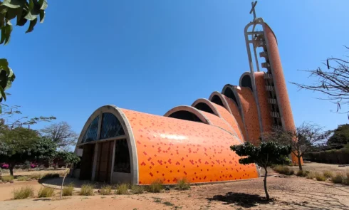 Eglise Sainte-Epiphanie de Nianing construite en forme de coquillage.