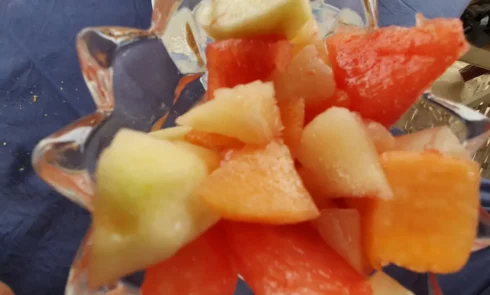 A proximité du Campement Houéfa, vous pourrez déguster des plats traditionnels sénégalais voire gastronomiques. L'image représente une salade de fruits.