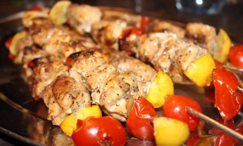 A proximité du Campement Houéfa, vous pourrez déguster des plats traditionnels sénégalais voire gastronomiques. L'image représente un plat garni de brochettes de poulet.