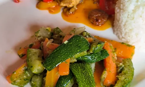 A proximité du Campement Houéfa, vous pourrez déguster des plats traditionnels sénégalais voire gastronomiques. L'image représente un plat garni de légumes sautés, produits localement.